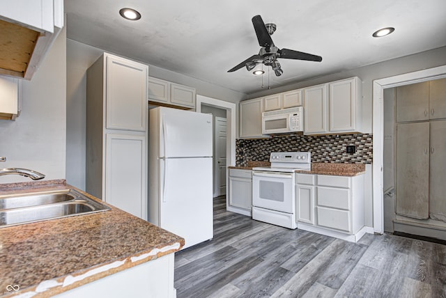 kitchen with ceiling fan, tasteful backsplash, a sink, light wood finished floors, and white appliances