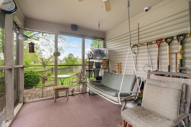 sunroom with ceiling fan