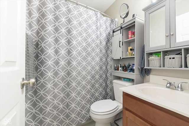 full bath featuring vanity, toilet, and a shower with curtain