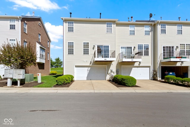 view of front of home featuring a garage and driveway