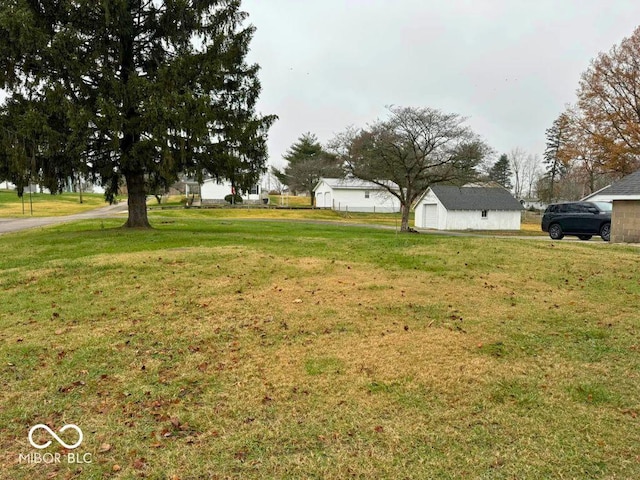view of yard featuring a detached garage