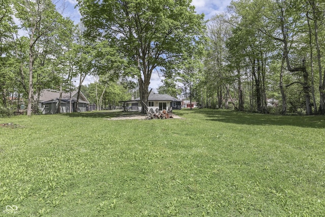 view of green lawn