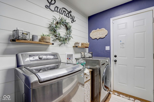 laundry room with laundry area and washing machine and dryer