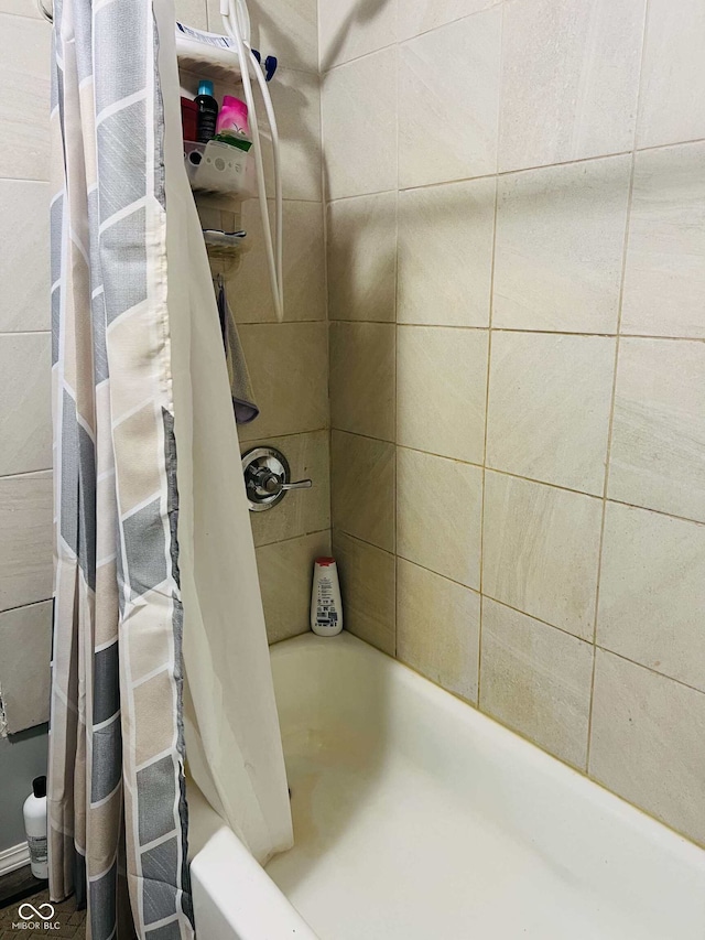 bathroom with shower / tub combo