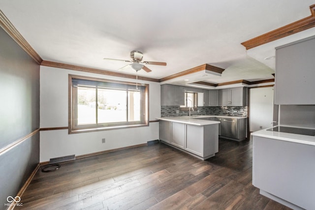 kitchen with visible vents, a sink, a peninsula, a ceiling fan, and gray cabinetry