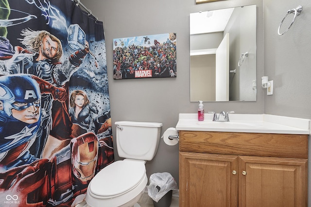 full bathroom featuring toilet, a shower with shower curtain, and vanity