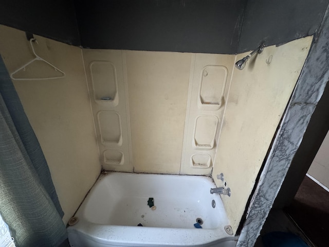 bathroom featuring shower / tub combo