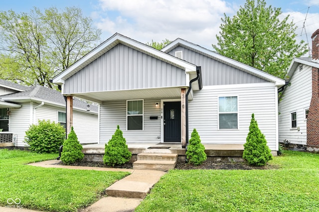 319 S Randolph St, Indianapolis, IN 46201 - view of front of property featuring a porch and a front yard