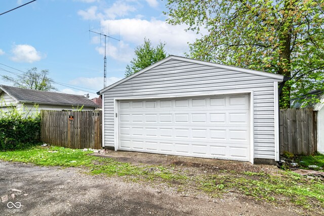 319 S Randolph St, Indianapolis, IN 46201 - detached garage featuring fence