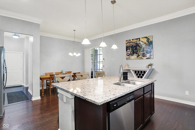 kitchen with appliances with stainless steel finishes, a sink, dark wood-style flooring, baseboards, and a center island with sink