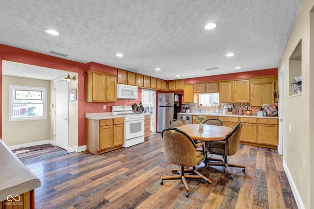5780 S County Road 625 W, Reelsville, IN 46171 - kitchen with stainless steel appliances, a textured ceiling, visible vents, and dark wood-style floors