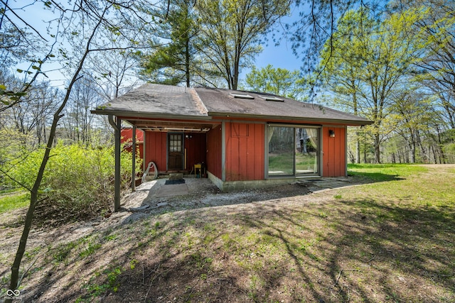 2513 Grandma Barnes Rd, Nashville, IN 47448 - rear view of house featuring board and batten siding and a yard