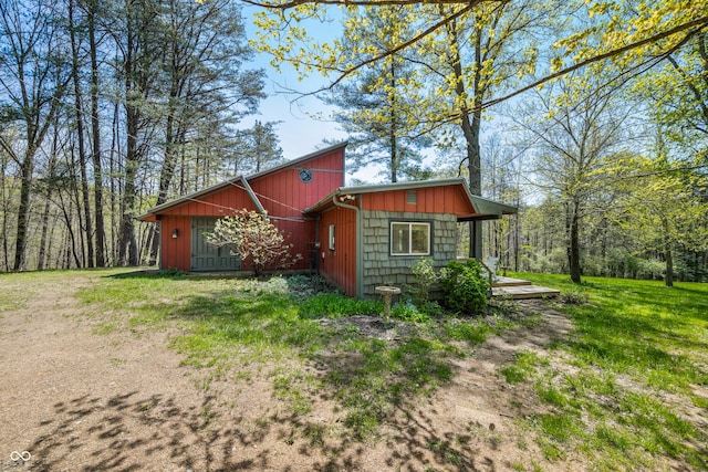 2513 Grandma Barnes Rd, Nashville, IN 47448 - view of side of property with a lawn