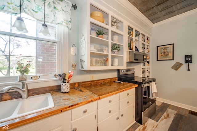 kitchen featuring crown molding, white cabinets, a sink, stainless steel appliances, and dark wood-style floors