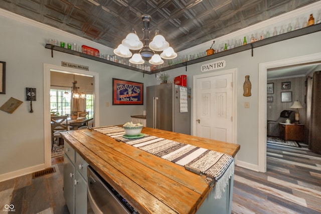 dining area featuring an ornate ceiling, baseboards, a notable chandelier, and dark wood-style floors