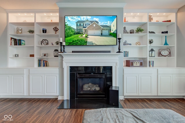 living area featuring dark wood-type flooring and crown molding
