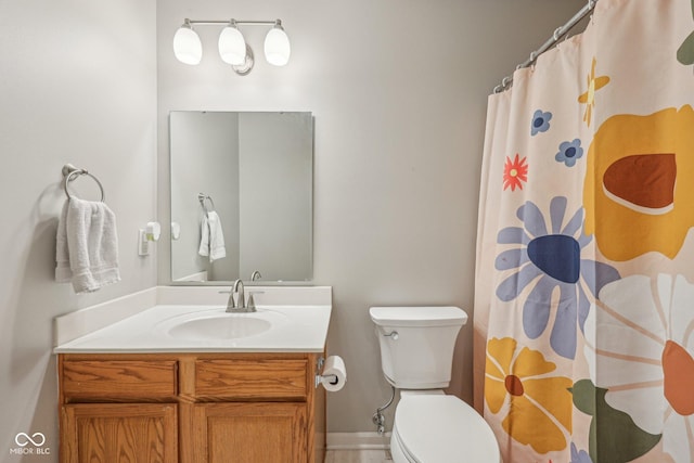 full bathroom with toilet, baseboards, curtained shower, and vanity