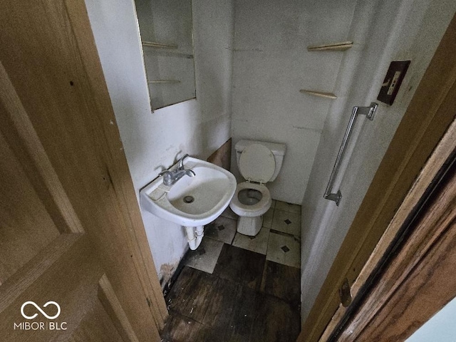 1354 Roache St, Indianapolis, IN 46208 - bathroom featuring a sink and toilet