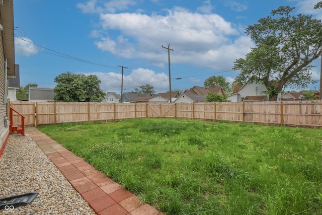 625 Maple St, Columbus, IN 47201 - view of yard
