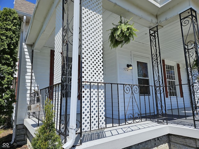 entrance to property featuring a porch