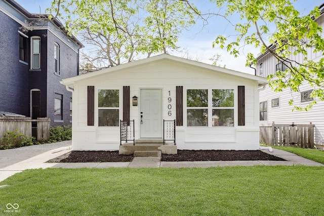 view of front of house featuring a front lawn and fence