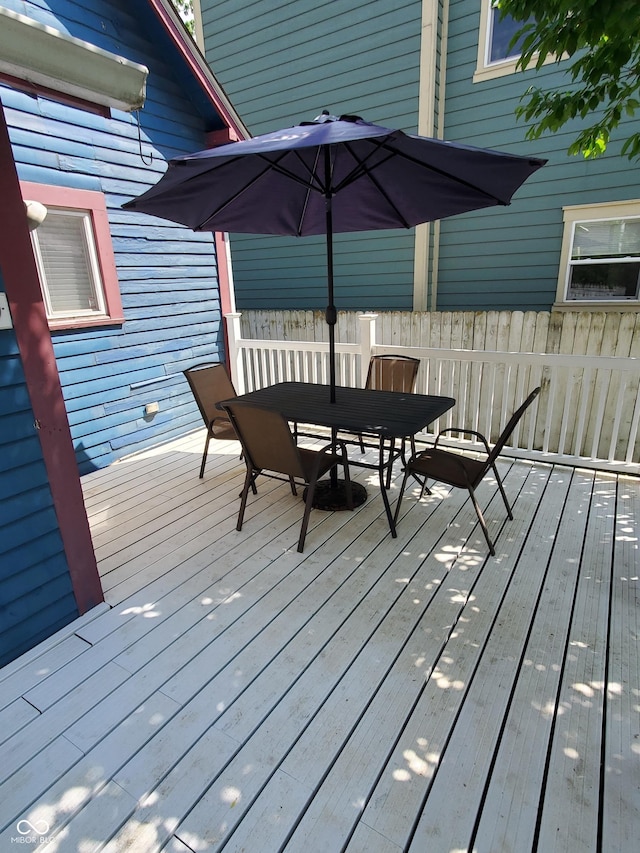 1050 Jefferson Ave, Indianapolis, IN 46201 - deck with outdoor dining space