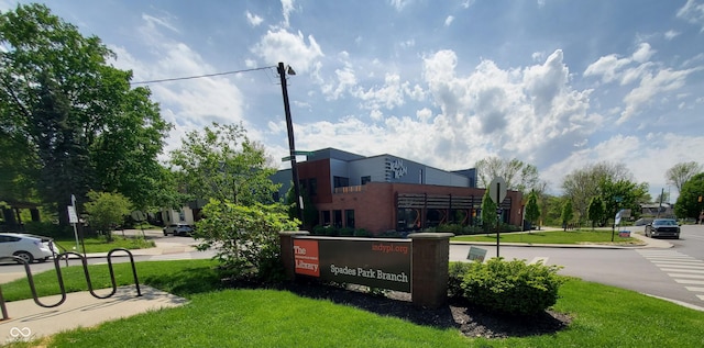 1050 Jefferson Ave, Indianapolis, IN 46201 - surrounding community with a lawn