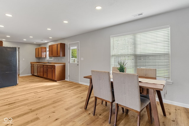 dining room featuring recessed lighting, baseboards, visible vents, and light wood finished floors