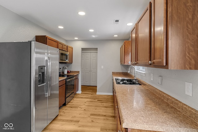 kitchen featuring a sink, light wood-style flooring, stainless steel appliances, recessed lighting, and visible vents