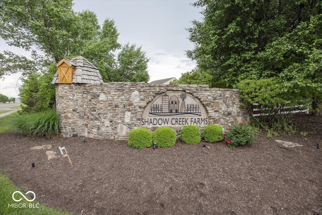 2006 Creek Bank Dr, Columbus, IN 47201 - view of community sign