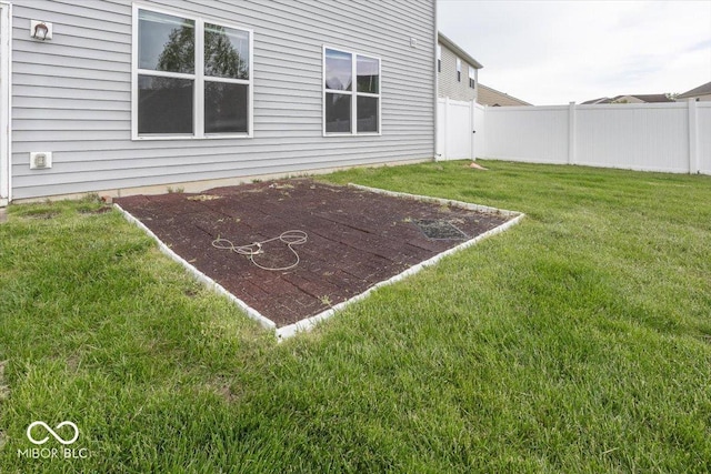 2006 Creek Bank Dr, Columbus, IN 47201 - view of yard