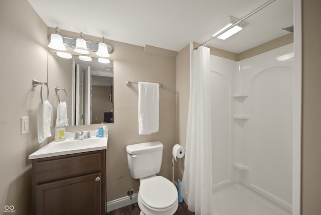 full bathroom featuring toilet, a shower with shower curtain, and vanity