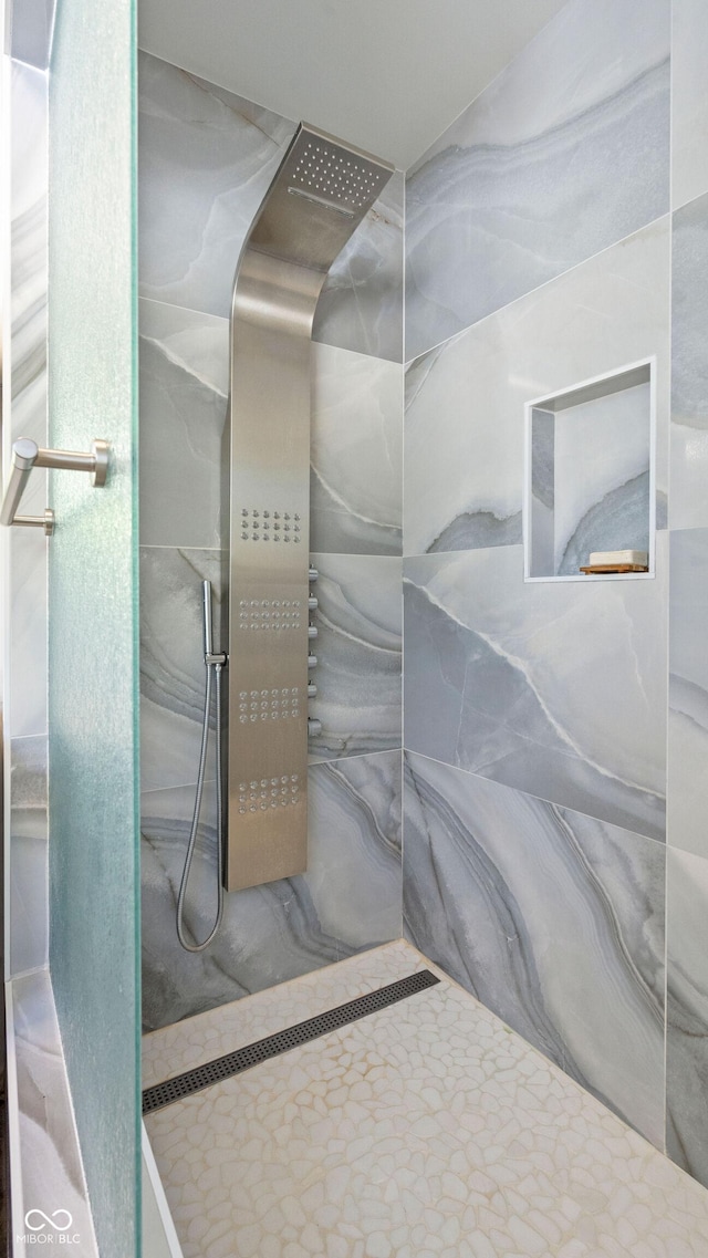 bathroom featuring tiled shower
