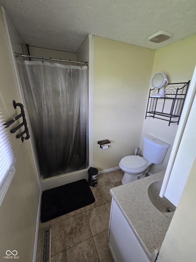 full bath with visible vents, a textured ceiling, curtained shower, and vanity