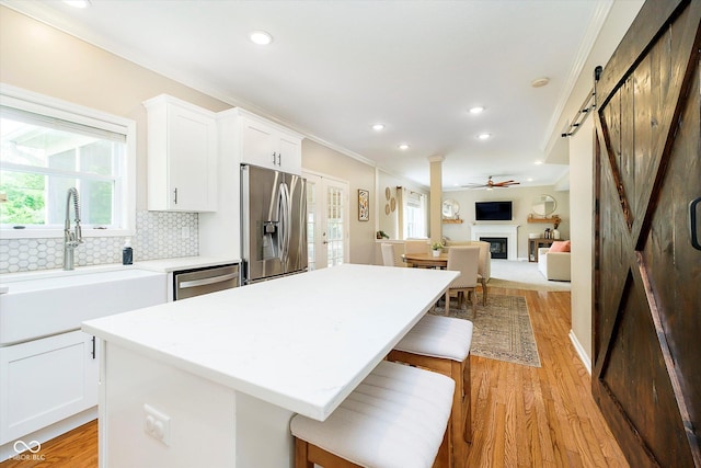 11141 Saybrook Ct, Fishers, IN 46037 - kitchen featuring stainless steel appliances, a sink, recessed lighting, crown molding, and a kitchen island