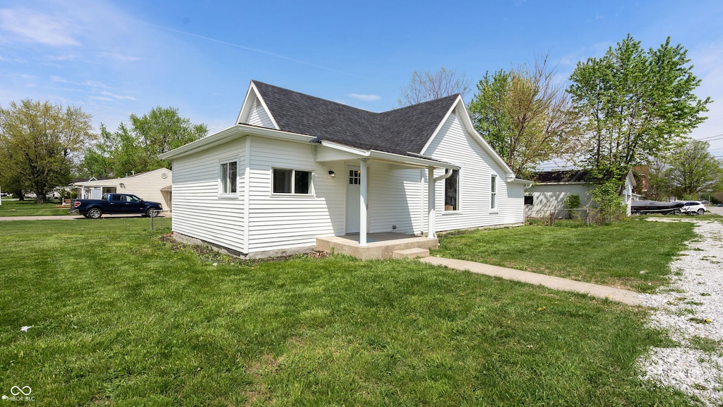201 N 5th St, Elwood, IN 46036 - view of front of home featuring roof with shingles and a front yard
