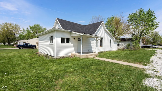 201 N 5th St, Elwood, IN 46036 - view of front of home featuring roof with shingles and a front yard