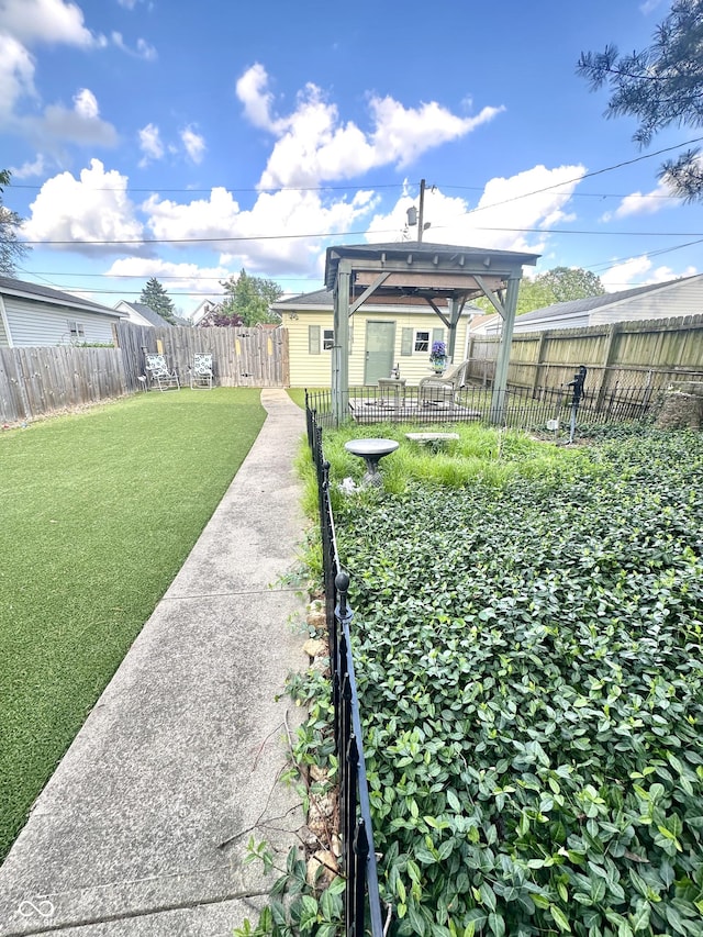 2119 S Garfield Dr, Indianapolis, IN 46203 - view of yard