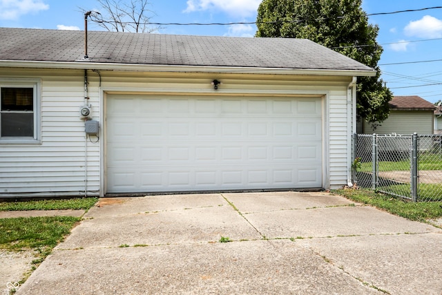 1020 E Sixth St, Greenfield, IN 46140 - garage featuring fence