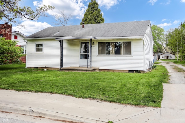 1020 E Sixth St, Greenfield, IN 46140 - view of front of home with a front lawn, crawl space, and a shingled roof