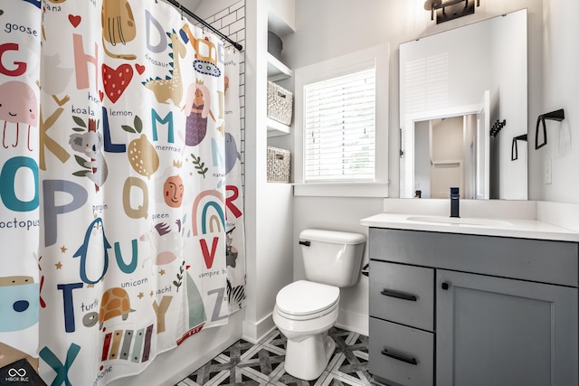 544 N Beville Ave, Indianapolis, IN 46201 - full bath with toilet, vanity, baseboards, and shower / bath combo