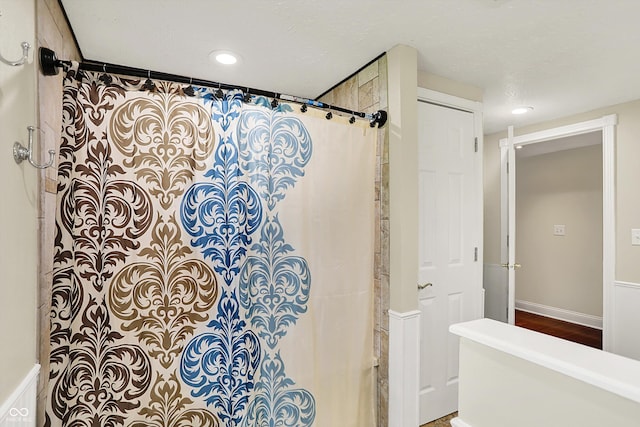full bath featuring recessed lighting and a shower with curtain