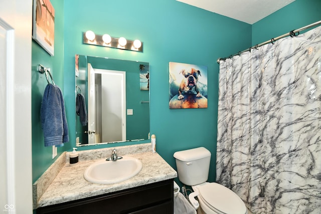 bathroom with toilet, a shower with curtain, and vanity