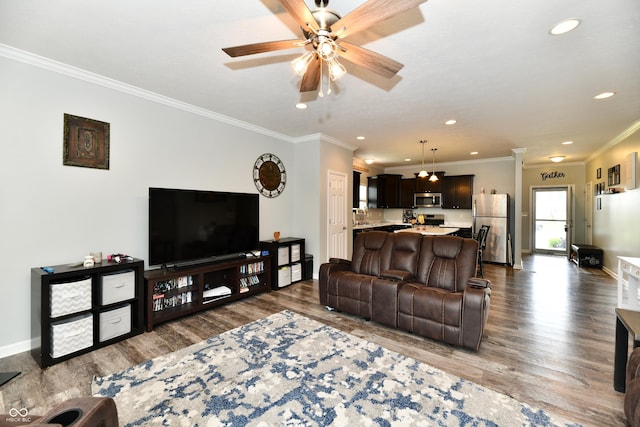 living area featuring recessed lighting, baseboards, dark wood finished floors, and ceiling fan