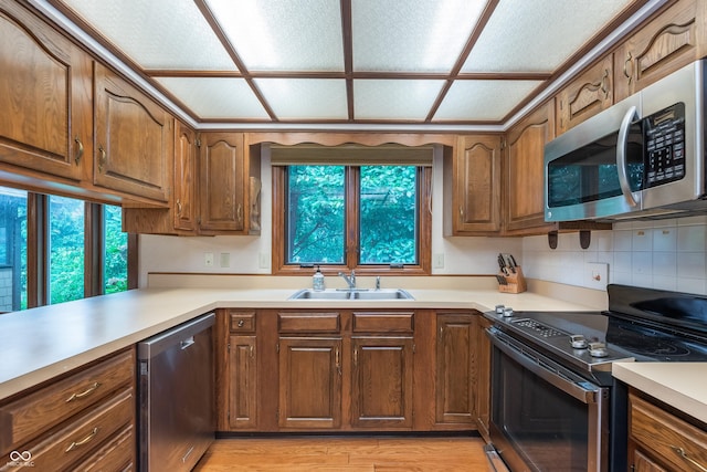 1421 Stoney Creek Cir, Carmel, IN 46032 - kitchen with stainless steel appliances, a sink, plenty of natural light, and light countertops