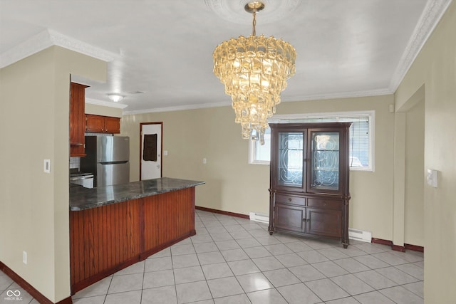 5027 E 40th St, Indianapolis, IN 46226 - kitchen featuring freestanding refrigerator, a chandelier, baseboards, a peninsula, and ornamental molding