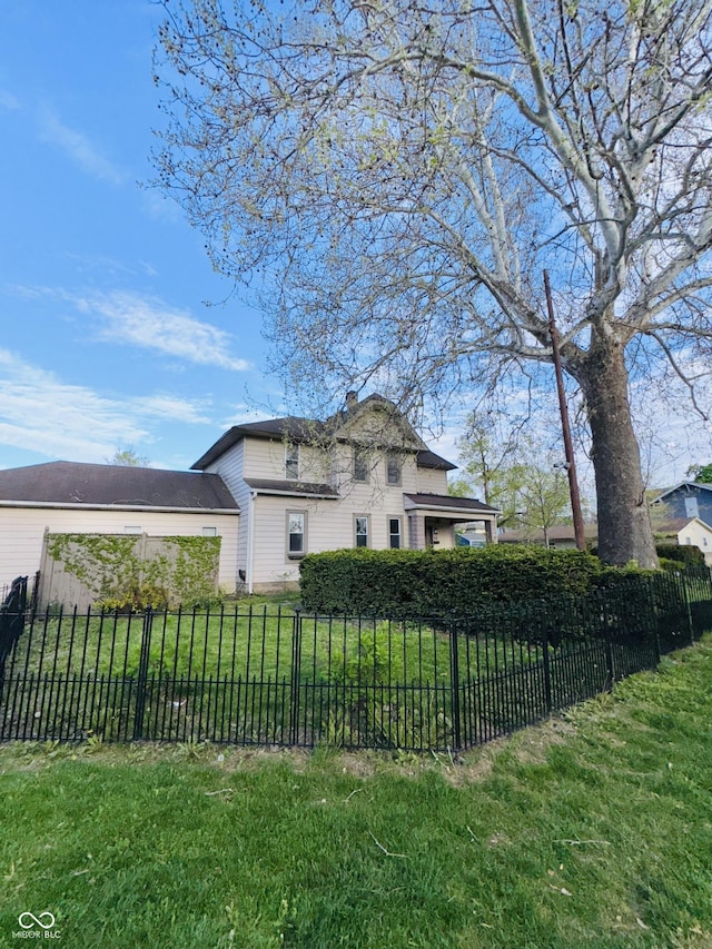view of front facade featuring fence private yard and a front lawn