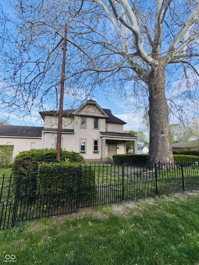 view of front of home with a fenced front yard