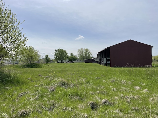 view of yard featuring an outdoor structure and an outbuilding