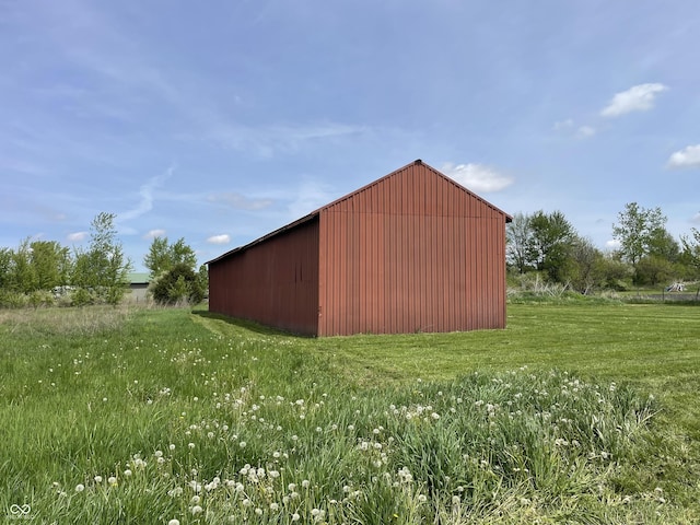 view of pole building featuring a lawn